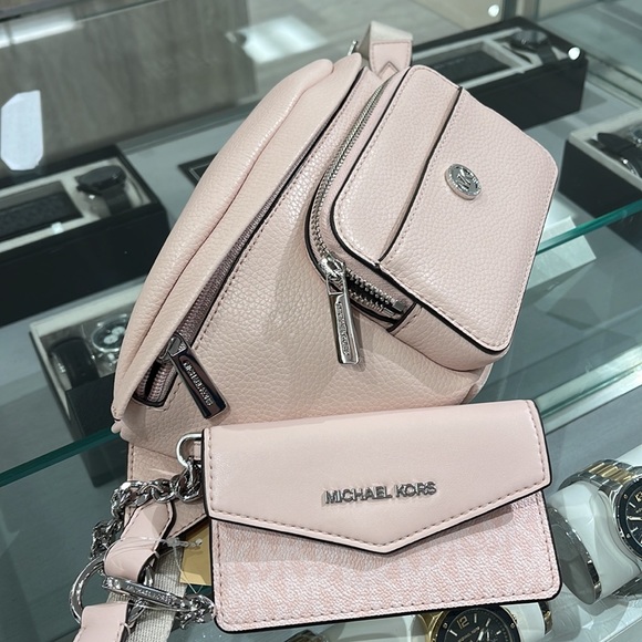 MICHAEL KORS
Maisie Large Pebbled Leather 2-in-1 Sling Pack
LT Powder Blush
NWT - Picture 11 of 16